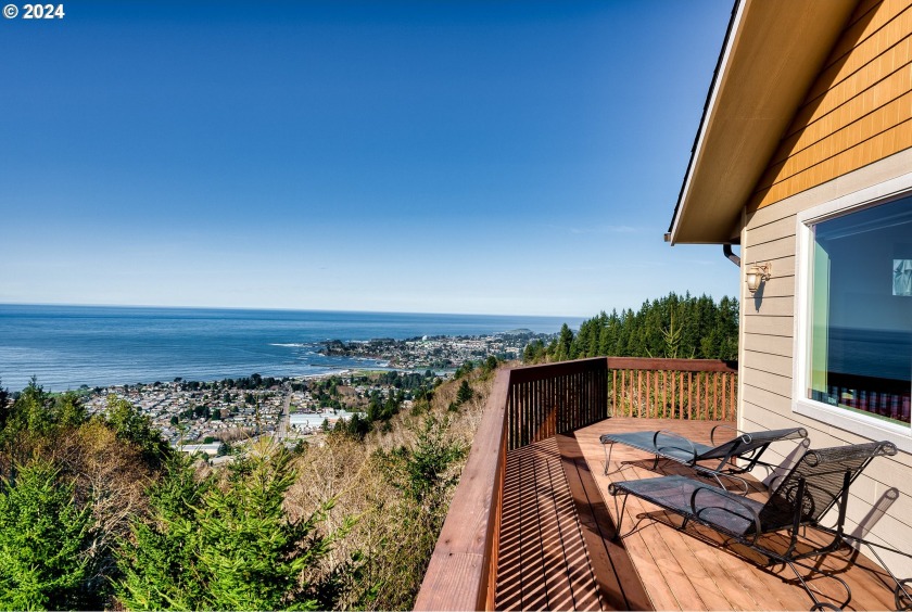Welcome to your dream home in the prestigious Harbor Hills - Beach Home for sale in Brookings, Oregon on Beachhouse.com
