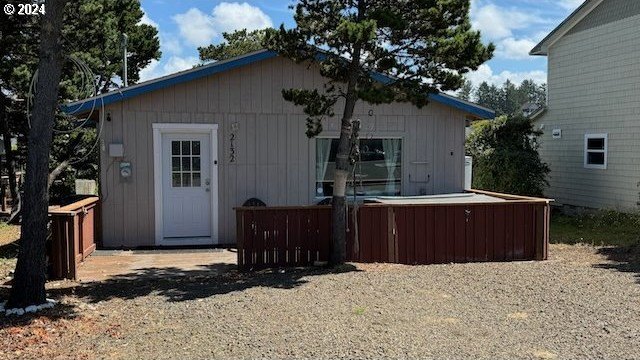 Coastal Cottage Getaway! This single-level, 2-bed, 1-bath - Beach Home for sale in Lincoln City, Oregon on Beachhouse.com