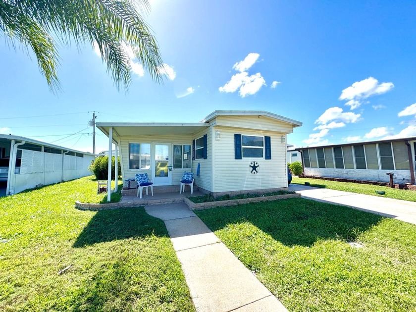 This beautifully maintained 2 bedroom, 2 bathroom home comes - Beach Home for sale in Daytona Beach, Florida on Beachhouse.com