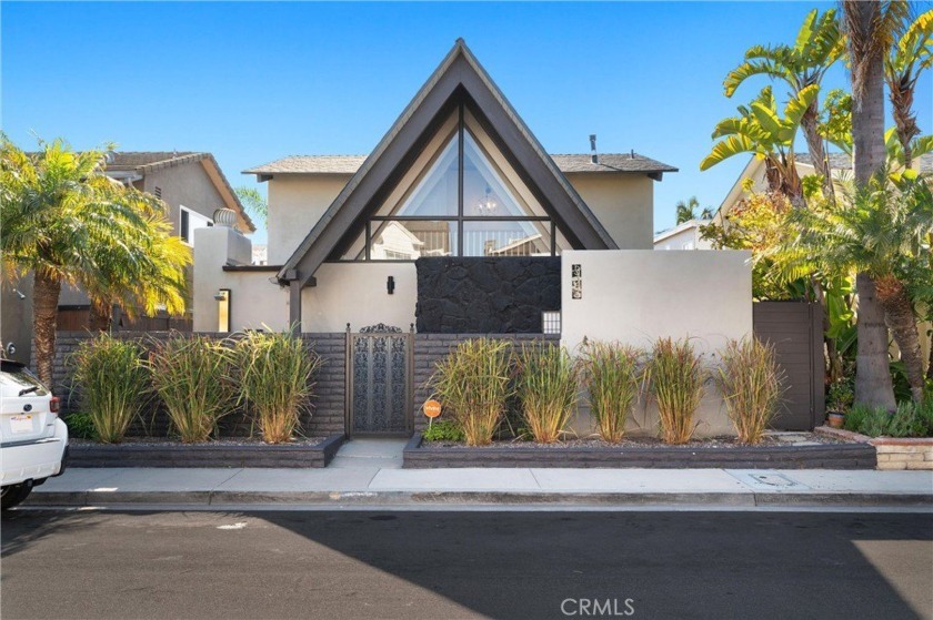 Located just two blocks from the pristine shores of Newport - Beach Home for sale in Newport Beach, California on Beachhouse.com