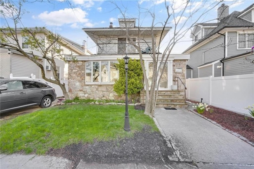 Create your dream oasis on this 40'x100' lot with a 25'+ wide - Beach Home for sale in Rockaway Park, New York on Beachhouse.com