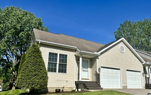 Beautifully maintained 2-bedroom, 2-full bath condo that offers - Beach Condo for sale in Erie, Pennsylvania on Beachhouse.com