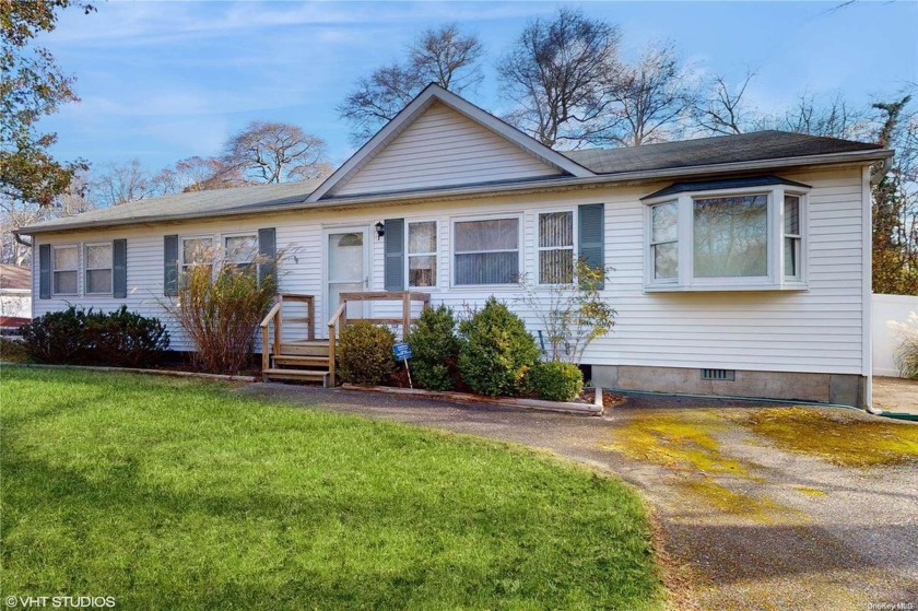 Welcome to this charming ranch-style home in Mastic Beach! - Beach Home for sale in Mastic Beach, New York on Beachhouse.com