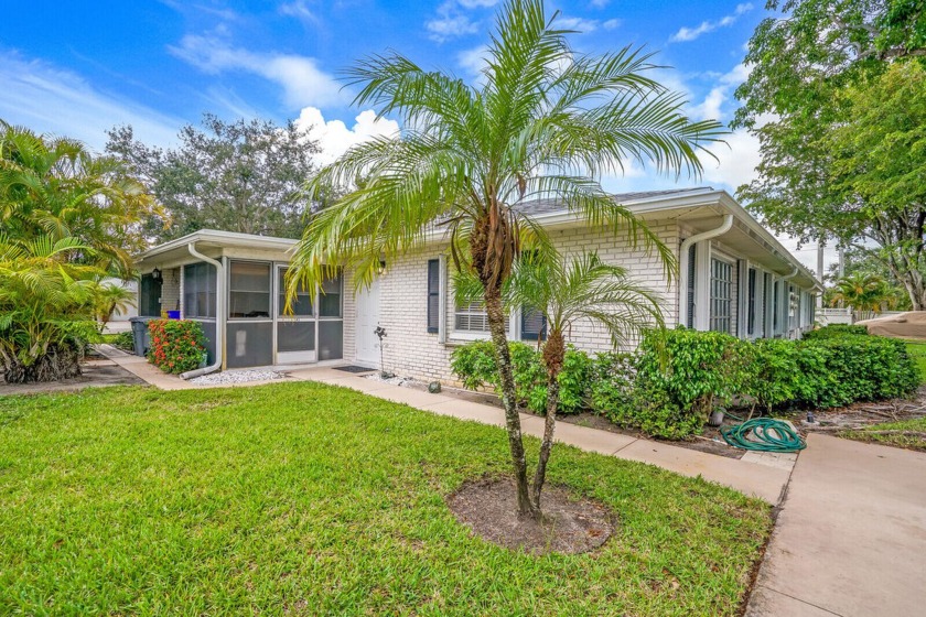 New Roof 2022! Beautiful 2 bed/2 bath villa in the highly - Beach Home for sale in Boynton Beach, Florida on Beachhouse.com