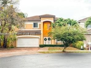 Spacious home with lake view on a large cul-de-sac in a lovely - Beach Home for sale in Miami, Florida on Beachhouse.com