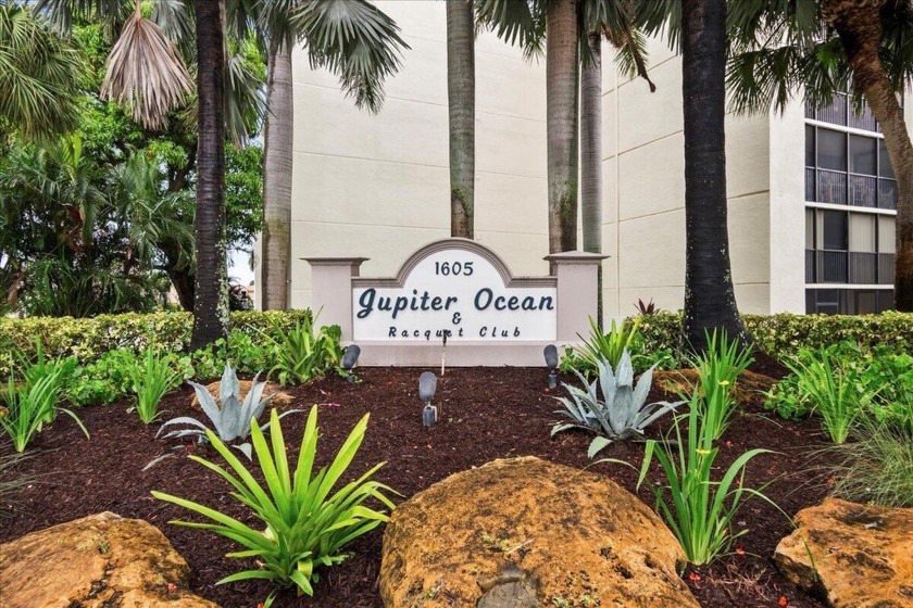 Updated first floor 1 bedroom 1 and half baths over looking the - Beach Condo for sale in Jupiter, Florida on Beachhouse.com