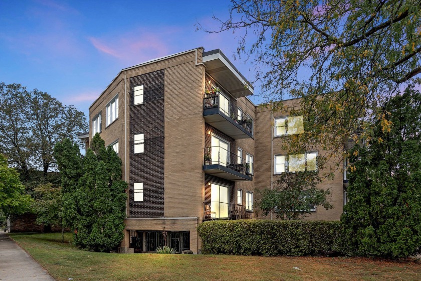 Welcome to your dream/freshly painted two spacious bedroom, 2 - Beach Condo for sale in Skokie, Illinois on Beachhouse.com