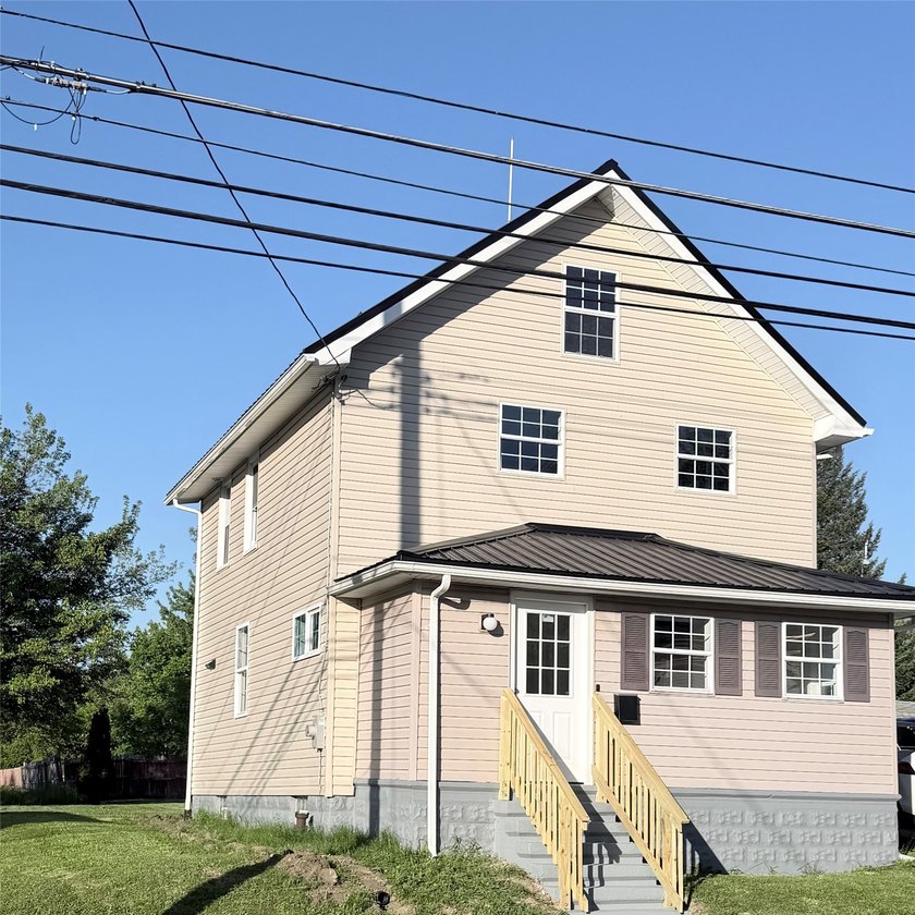 Remodeled 3-bedroom, 1-bath home sitting on a combined double - Beach Home for sale in Erie, Pennsylvania on Beachhouse.com