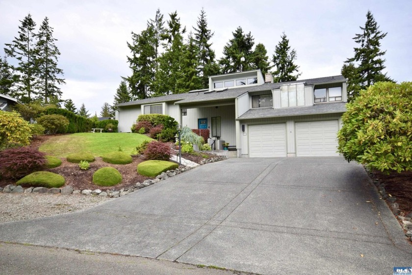 Stunning, contemporary house in Sunland, on premier lot with - Beach Home for sale in Sequim, Washington on Beachhouse.com