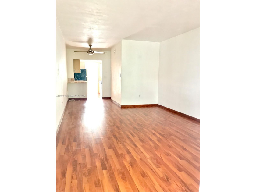 VERY SPACIOUS UNIT IN THE HEART OF SOUTH BEACH. GREAT LOCATION - Beach Condo for sale in Miami Beach, Florida on Beachhouse.com