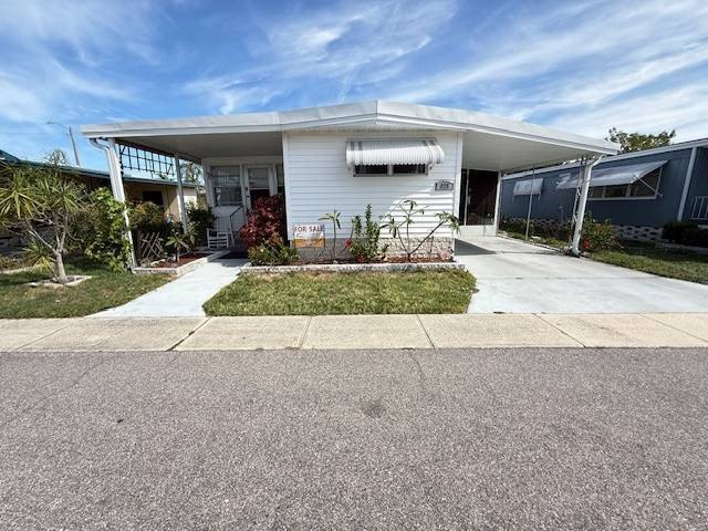 Welcome to your own slice of relaxed Florida living in - Beach Home for sale in Dunedin, Florida on Beachhouse.com