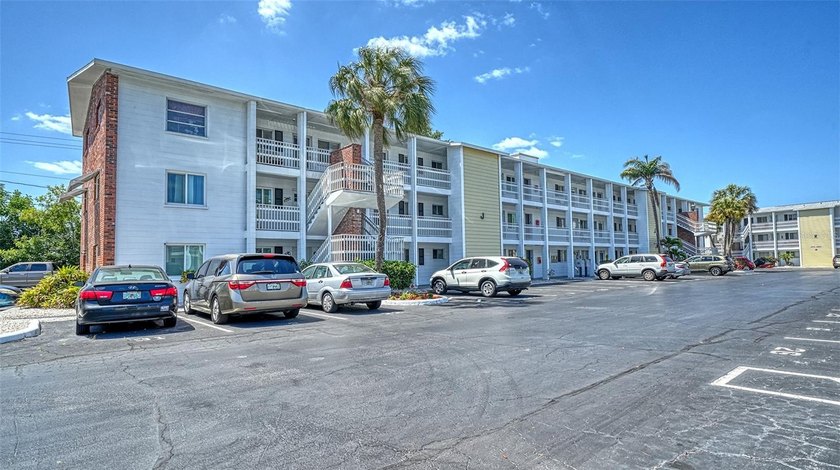 Welcome to the ease of Florida living with this beautifully - Beach Condo for sale in Bradenton, Florida on Beachhouse.com