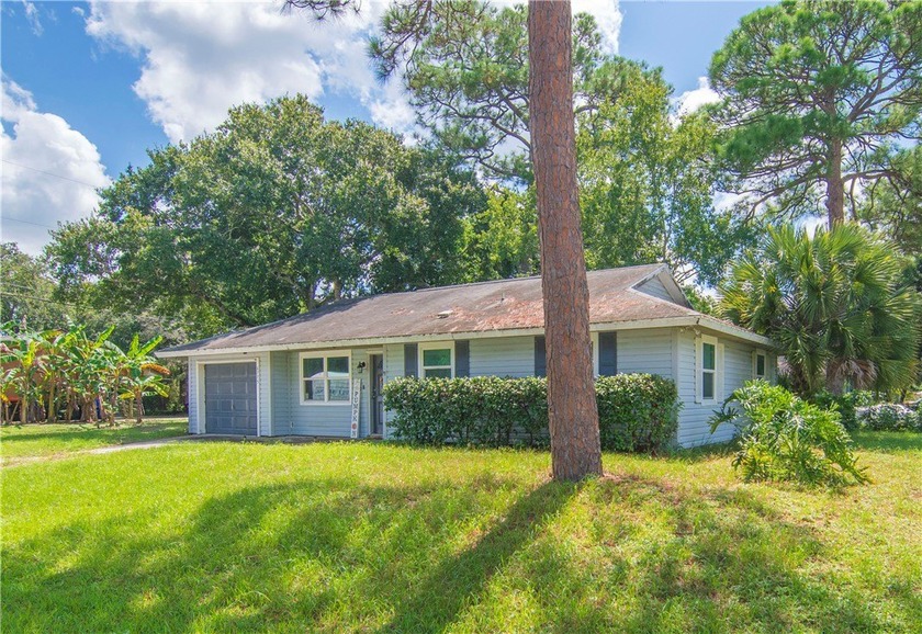 Prime Vero Beach location! This 2 bedroom, 2 bathroom home with - Beach Home for sale in Vero Beach, Florida on Beachhouse.com