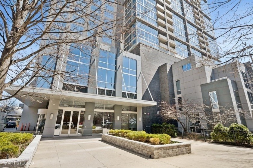 Breathtaking lake and skyline views from this beautifully - Beach Condo for sale in Chicago, Illinois on Beachhouse.com