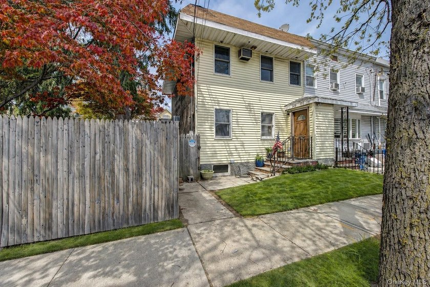 Charming semi-detached home in Whitestone. Main level features a - Beach Home for sale in Whitestone, New York on Beachhouse.com