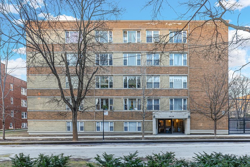 Spacious and updated one-bedroom condo with a separate office - Beach Condo for sale in Chicago, Illinois on Beachhouse.com