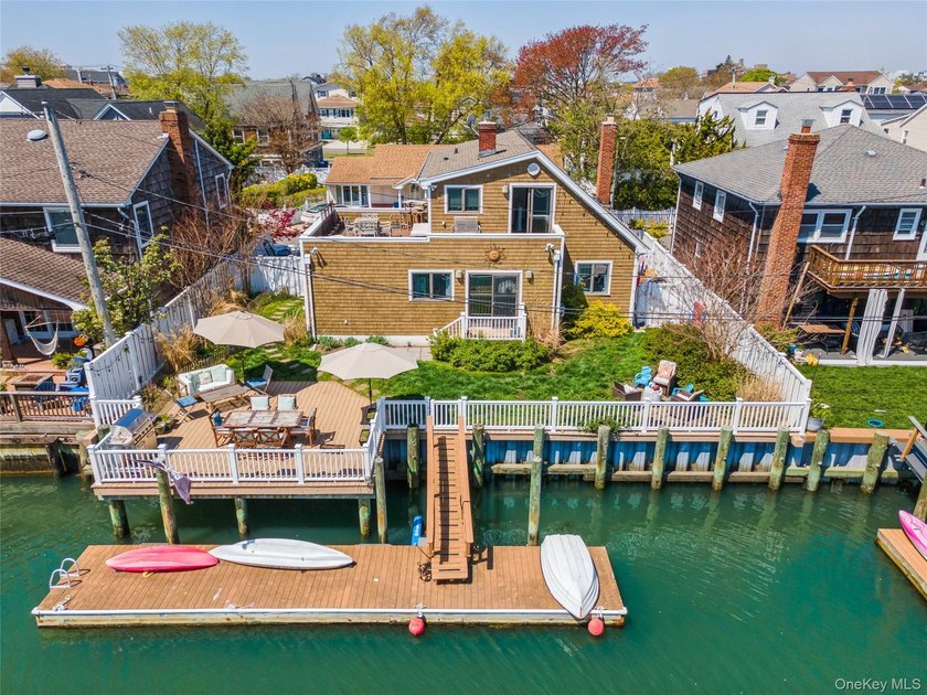Welcome to 60 Forester, a Nantucket-style waterfront retreat in - Beach Home for sale in Long Beach, New York on Beachhouse.com
