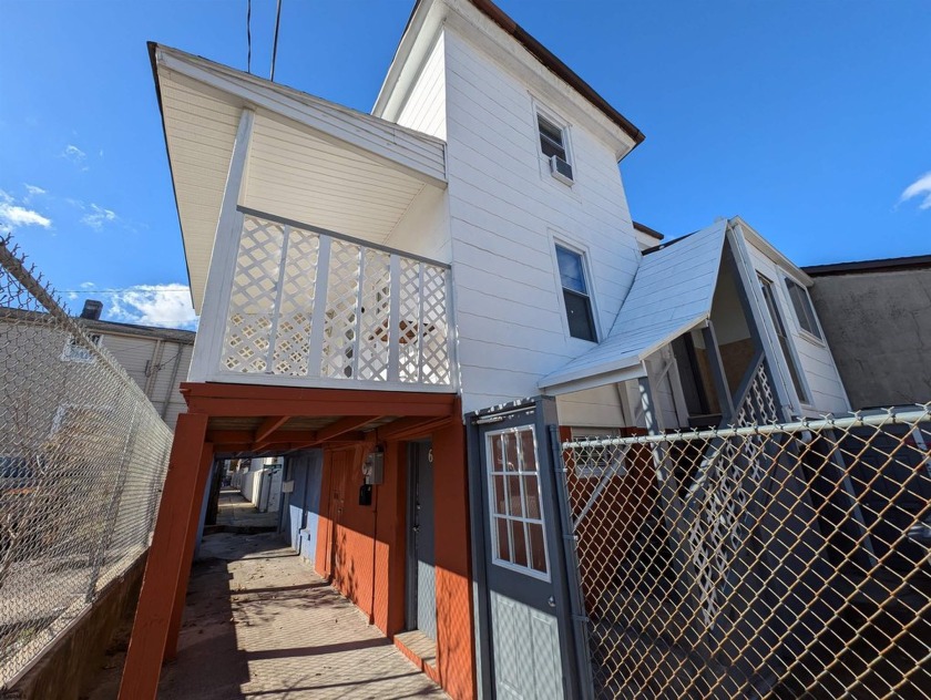 Renavated three story, three bedroom single family home with 2.5 - Beach Home for sale in Atlantic City, New Jersey on Beachhouse.com