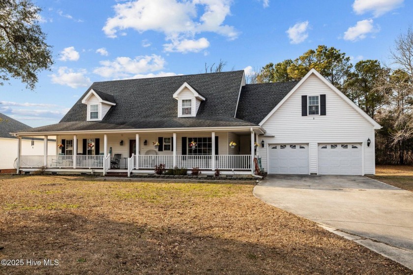 A beautiful home within the desirable Bogue Sound Yacht Club - Beach Home for sale in Newport, North Carolina on Beachhouse.com