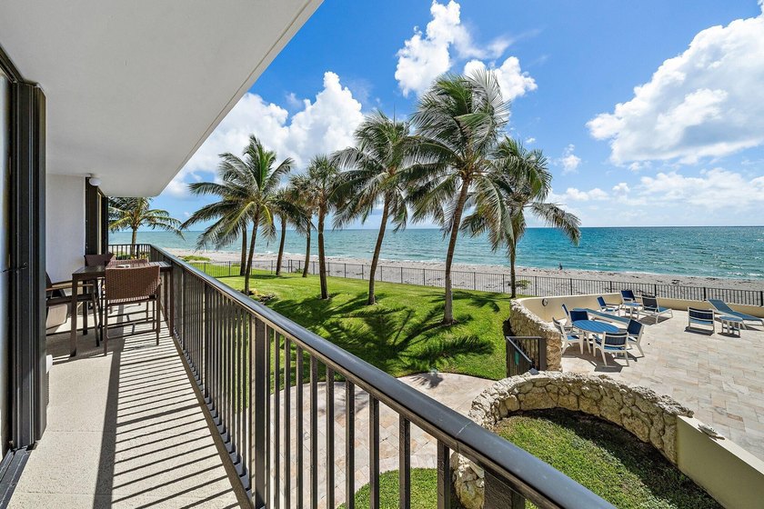 Completely renovated 3Br/2Ba split bedroom floor plan, offering - Beach Condo for sale in Tequesta, Florida on Beachhouse.com