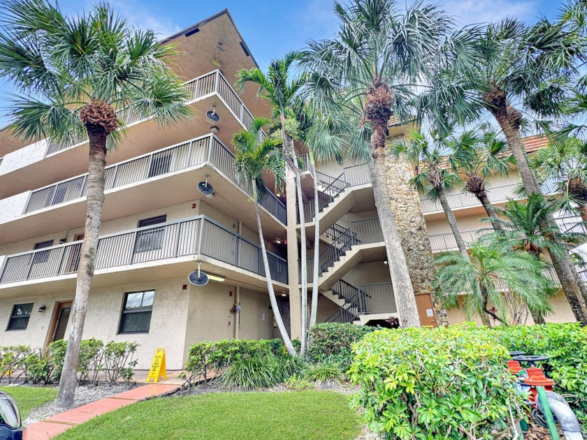 Discover your ideal home in Lakes of Carriage Hills, a vibrant - Beach Condo for sale in Tamarac, Florida on Beachhouse.com