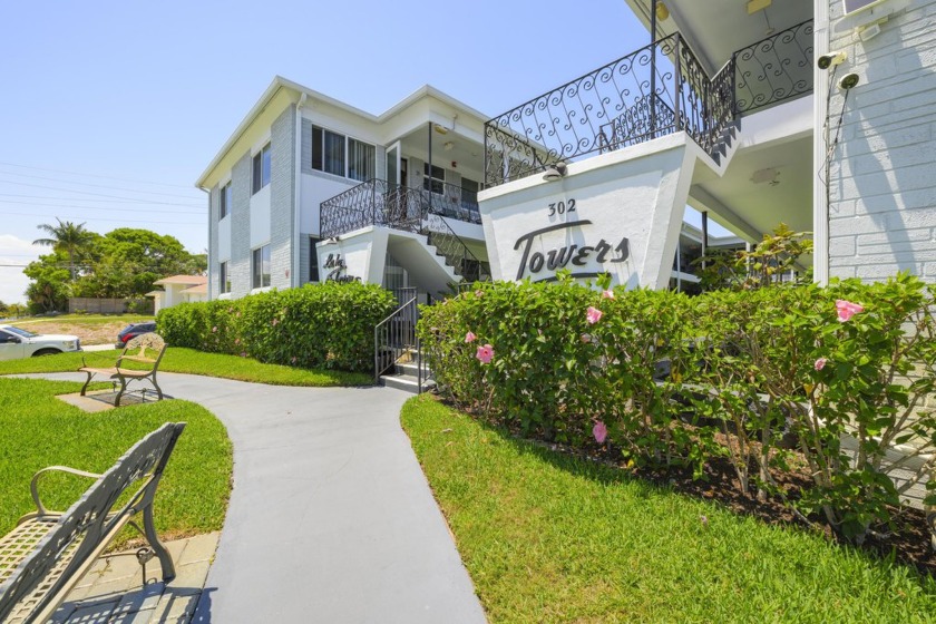 Renovated 55+ 1 bed/1 bath unit with a breathtaking lake - Beach Condo for sale in Lake Worth, Florida on Beachhouse.com