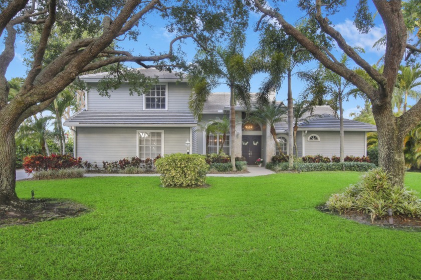 This custom, CBS lakefront home offers 5 BD/3BA, and a very - Beach Home for sale in Tequesta, Florida on Beachhouse.com