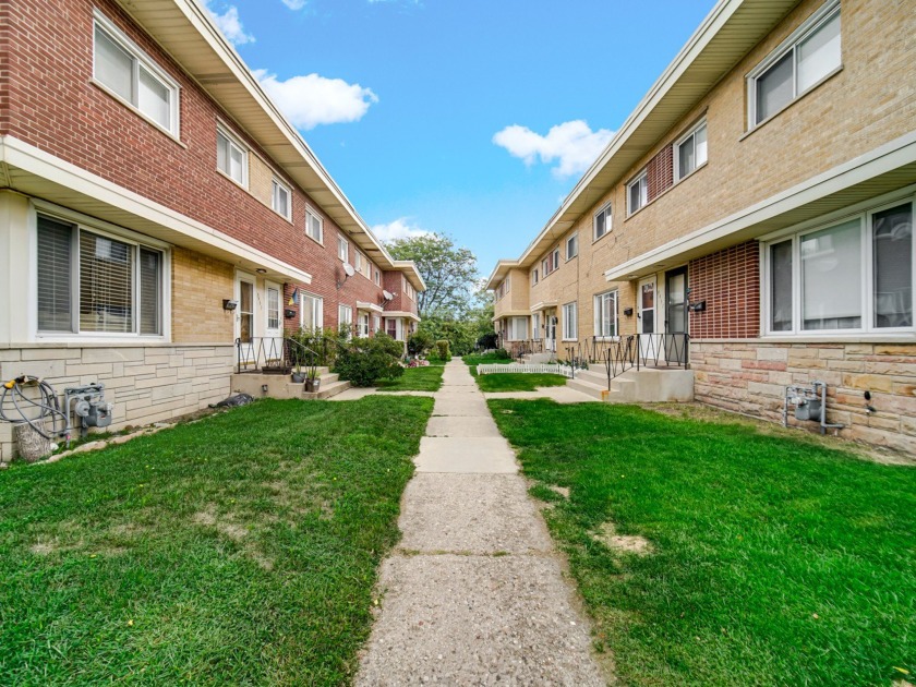 Come fall in love with this newly updated 3 bedroom 1.5 bathroom - Beach Townhome/Townhouse for sale in Skokie, Illinois on Beachhouse.com
