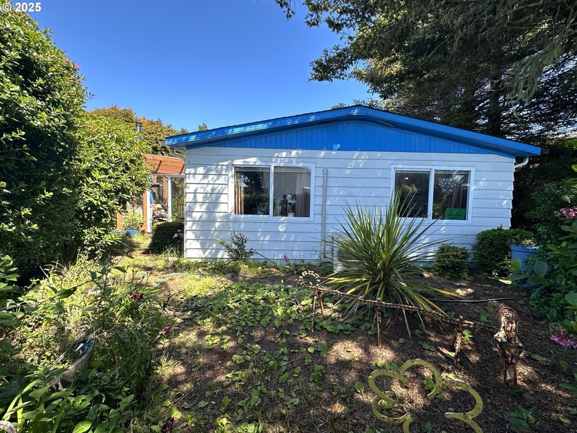 Coastal Getaway in 55+ Gated Community-Wonderful opportunity to - Beach Home for sale in Florence, Oregon on Beachhouse.com