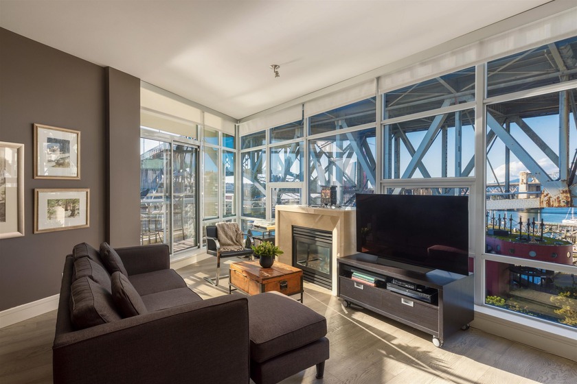 Rising along the seawall in Yaletown's Beach District, Silver - Beach Condo for sale in Vancouver, BC on Beachhouse.com