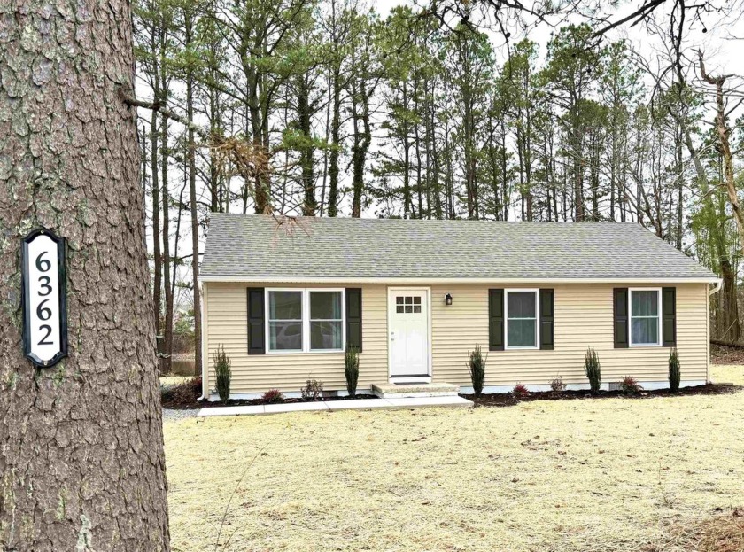 Beautifully Remodeled 3-Bedroom 1-Bathroom Rancher ON THE LAKE! - Beach Home for sale in Mays Landing, New Jersey on Beachhouse.com