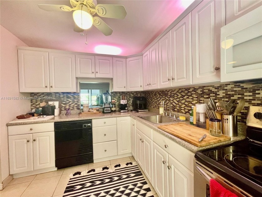 Cozy top floor 2 bed 2 bath corner unit. Partially updated - Beach Condo for sale in Pompano Beach, Florida on Beachhouse.com