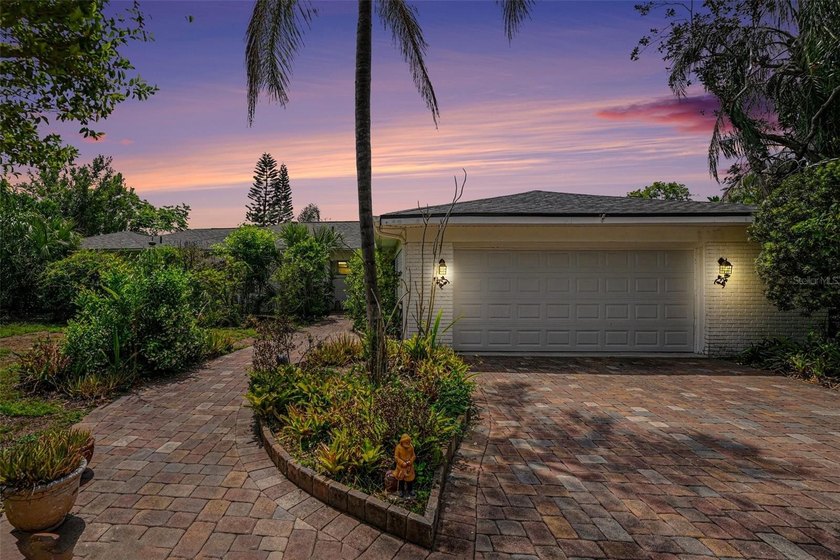 Stunning Lakefront Pool Home on Ski Lake Eckles! Perfectly - Beach Home for sale in Tampa, Florida on Beachhouse.com
