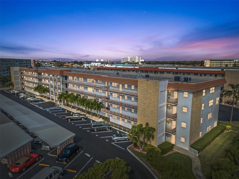 Welcome to resort style living! This updated 3rd floor condo in - Beach Condo for sale in Gulfport, Florida on Beachhouse.com