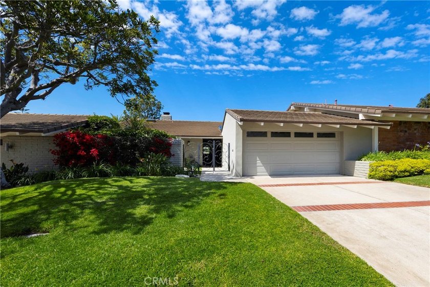 SINGLE-LEVEL LIVING! 
Welcome to 2102 Vista Entrada, an updated - Beach Home for sale in Newport Beach, California on Beachhouse.com
