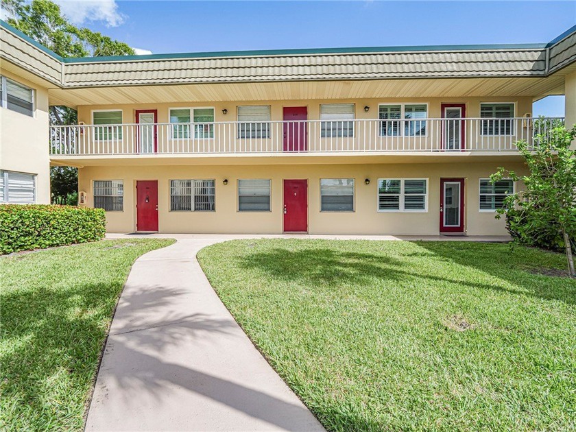 First Floor! Beautiful plank laminate floors w/ newer baseboard - Beach Condo for sale in Vero Beach, Florida on Beachhouse.com