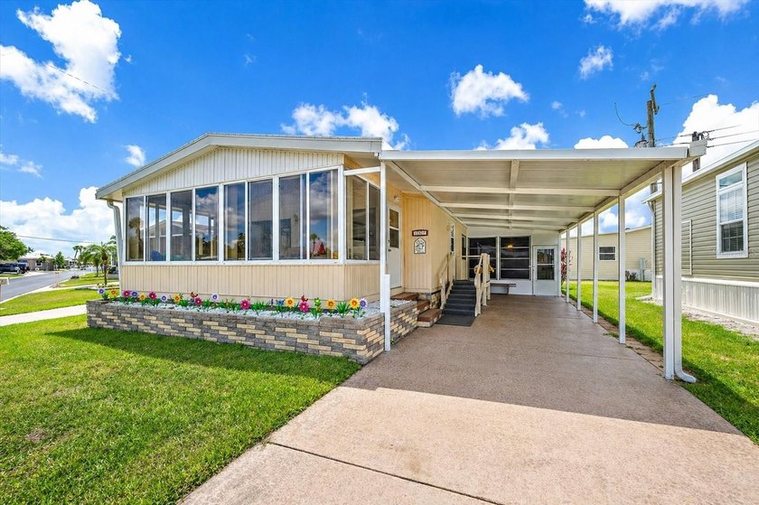 LAKEFRONT LIVING AT AN INCREDIBLE VALUE!  Wake up to peaceful - Beach Home for sale in Palmetto, Florida on Beachhouse.com