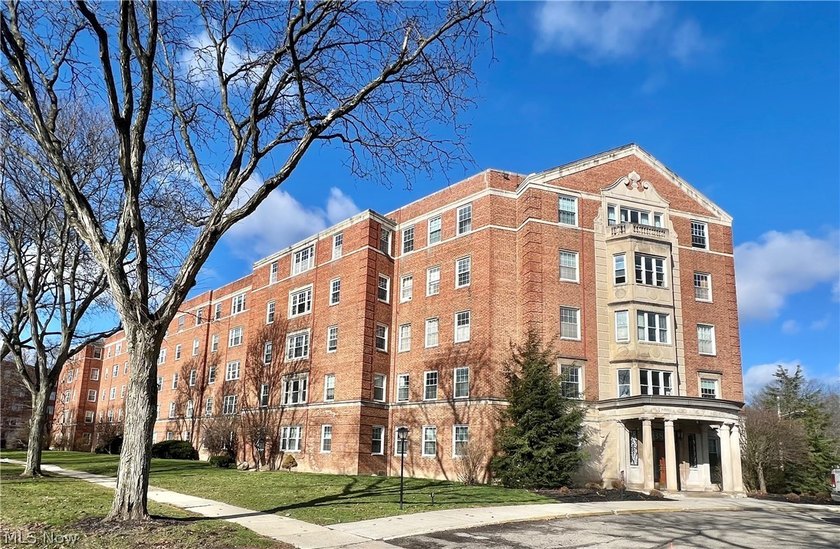 Enjoy urban living in this thoughtfully updated condo in an - Beach Condo for sale in Shaker Heights, Ohio on Beachhouse.com