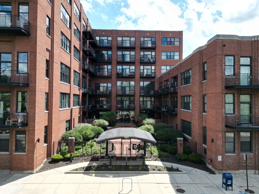 ***AGENT OWNED*** Welcome to this move-in ready, beautifully - Beach Condo for sale in Chicago, Illinois on Beachhouse.com