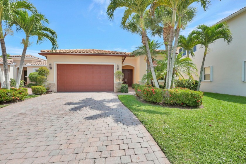 Meticulously maintained 4 bedroom estate home with a serene lake - Beach Home for sale in Lake Worth, Florida on Beachhouse.com