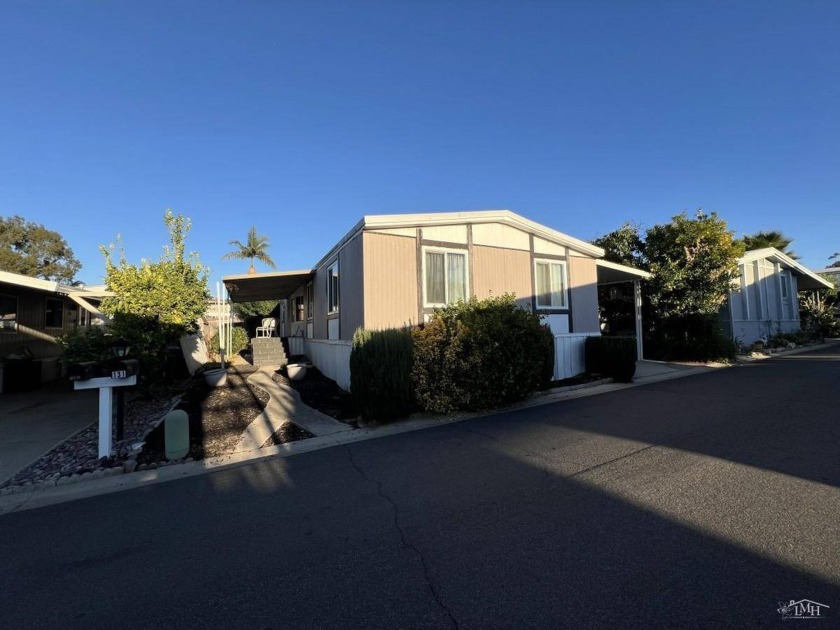 Bring your tools and your own decorator style to this home - Beach Home for sale in Lakeside, California on Beachhouse.com