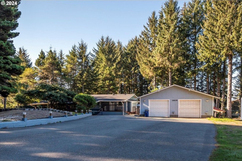 Experience breathtaking ocean views from this pristine - Beach Home for sale in Brookings, Oregon on Beachhouse.com