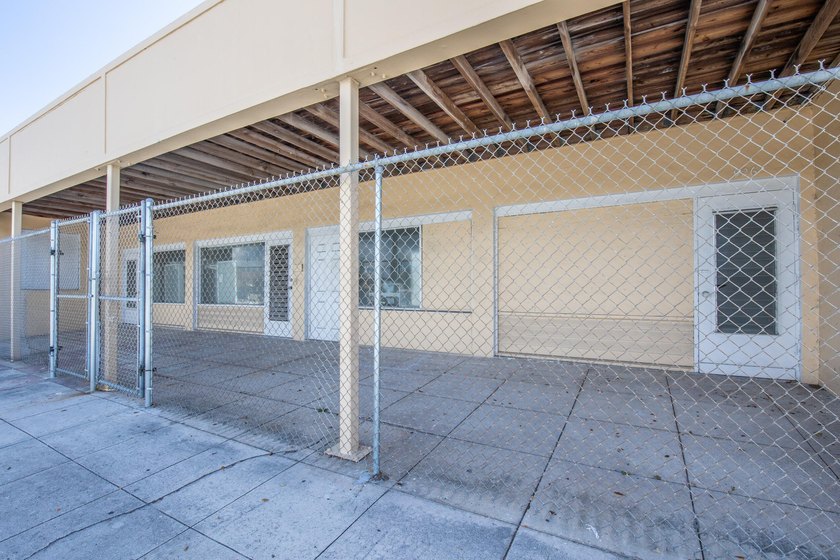 922 S Dixie is an apprx 46x19 space that consisted of 4 bays - Beach Commercial for sale in Lake Worth Beach, Florida on Beachhouse.com