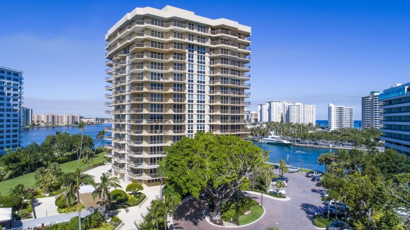 LIGHT, BRIGHT AND AIRY CORNER RESIDENCE ON LAKE BOCA RATON WITH - Beach Condo for sale in Boca Raton, Florida on Beachhouse.com