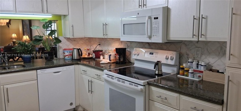 BEAUTIFUL LARGE 2 bed /2 full baths ground floor corner unit in - Beach Condo for sale in Sunrise, Florida on Beachhouse.com