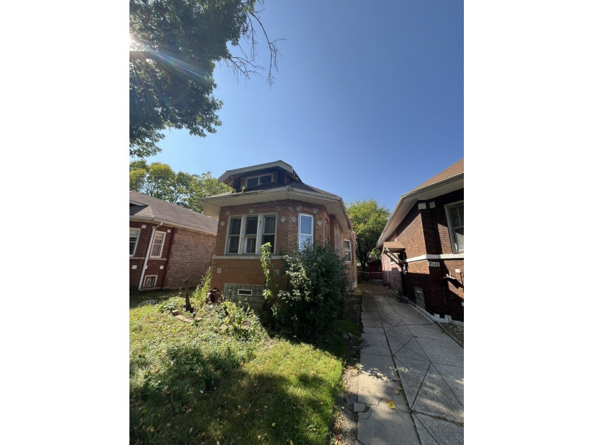 Opportunity knocks in Chicago's South Shore neighborhood! This - Beach Home for sale in Chicago, Illinois on Beachhouse.com