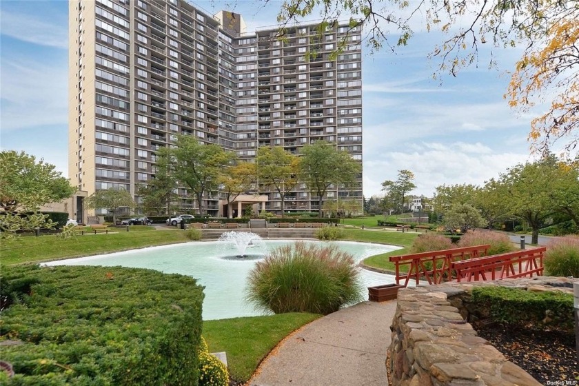 Fabulous Bay Club Gated community. Doorman & Concierge. 24 hr - Beach Condo for sale in Bayside, New York on Beachhouse.com