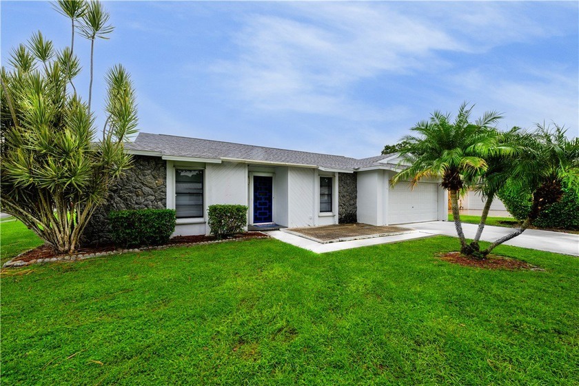 Beautifully updated 3-bedroom, 2-bath pool home on a spacious - Beach Home for sale in Vero Beach, Florida on Beachhouse.com