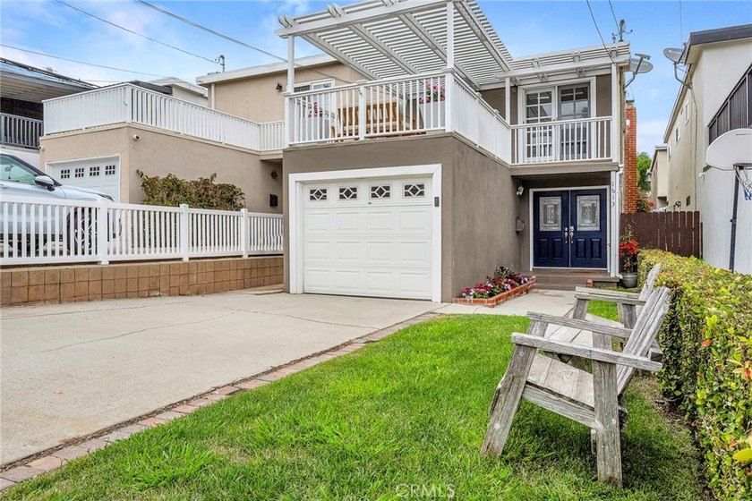Move right in and enjoy the holidays in this gorgeous Golden - Beach Home for sale in Redondo Beach, California on Beachhouse.com