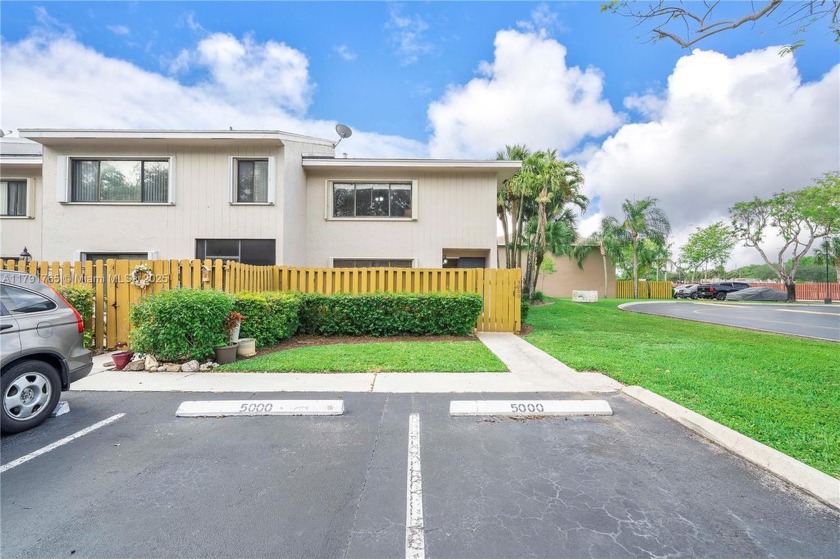 Welcome to your dream home in one of Davie's most sought-after - Beach Townhome/Townhouse for sale in Davie, Florida on Beachhouse.com